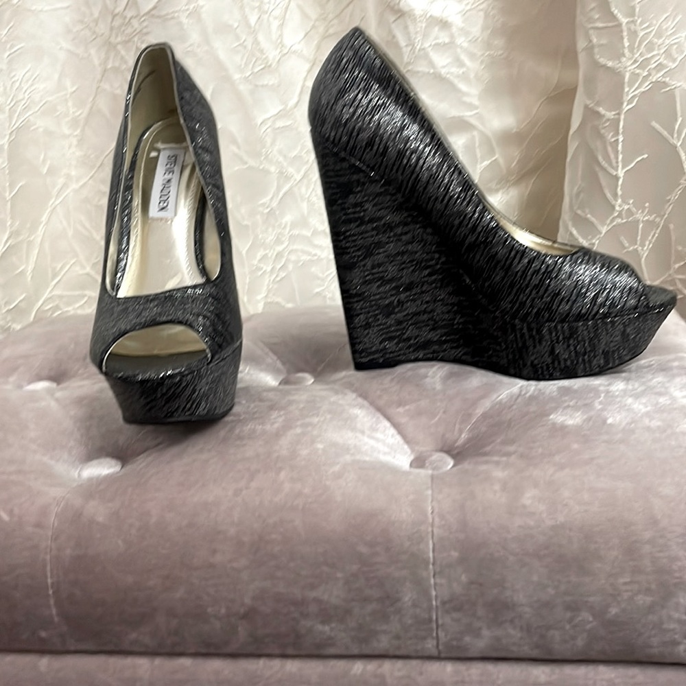 New Steve Madden platform heels size 5 1/2 platform 1 1/2 in. heel 5 1/2 in.